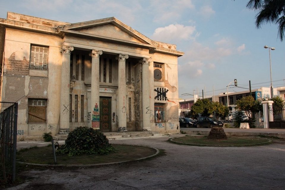 Το πρώην εργοστάσιο υφαντουργίας καταρρέει ως Ανωτάτη Σχολή Καλών Τεχνών