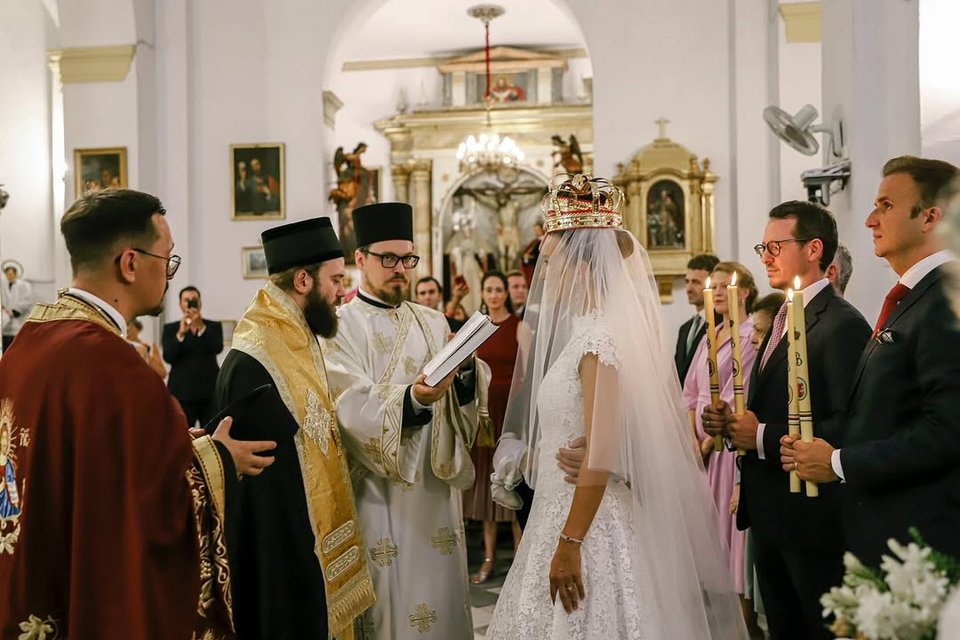 Το ζευγάρι παντρεύτηκε με κορώνες