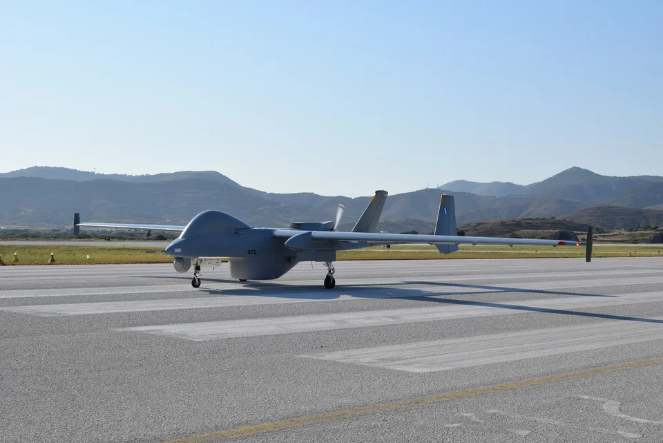 Το drone Heron διαθέτει αυτονομία που ξεπερνά τις 40 ώρες και ικανότητα πτήσης σε ύψη άνω των 30.000 ποδών. Μπορεί να καλύψει αποστάσεις άνω των 350 χλμ, προσφέροντας εικόνα σε πραγματικό χρόνο.