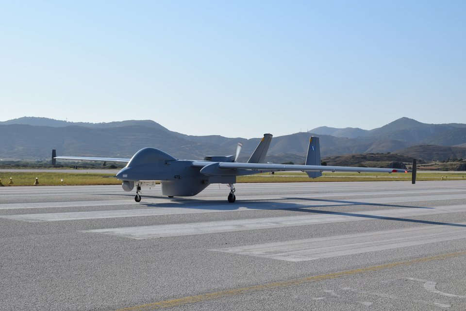 Το drone Heron διαθέτει αυτονομία που ξεπερνά τις 40 ώρες και ικανότητα πτήσης σε ύψη άνω των 30.000 ποδών. Μπορεί να καλύψει αποστάσεις άνω των 350 χλμ, προσφέροντας εικόνα σε πραγματικό χρόνο.