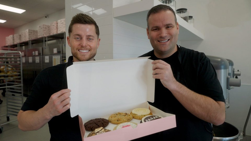 Δύο ξαδέλφια Μορμόνοι, ο Sawyer Hemsley και ο Jason McGowan, έστησαν το 2017 ένα μικρό μαγαζί στο Λόγκαν, που πουλούσε μόνο ένα είδος μπισκότου - ένα ζεστό milk chocolate chip, μαλακό σαν παιδική ανάμνηση / CRUMBL 