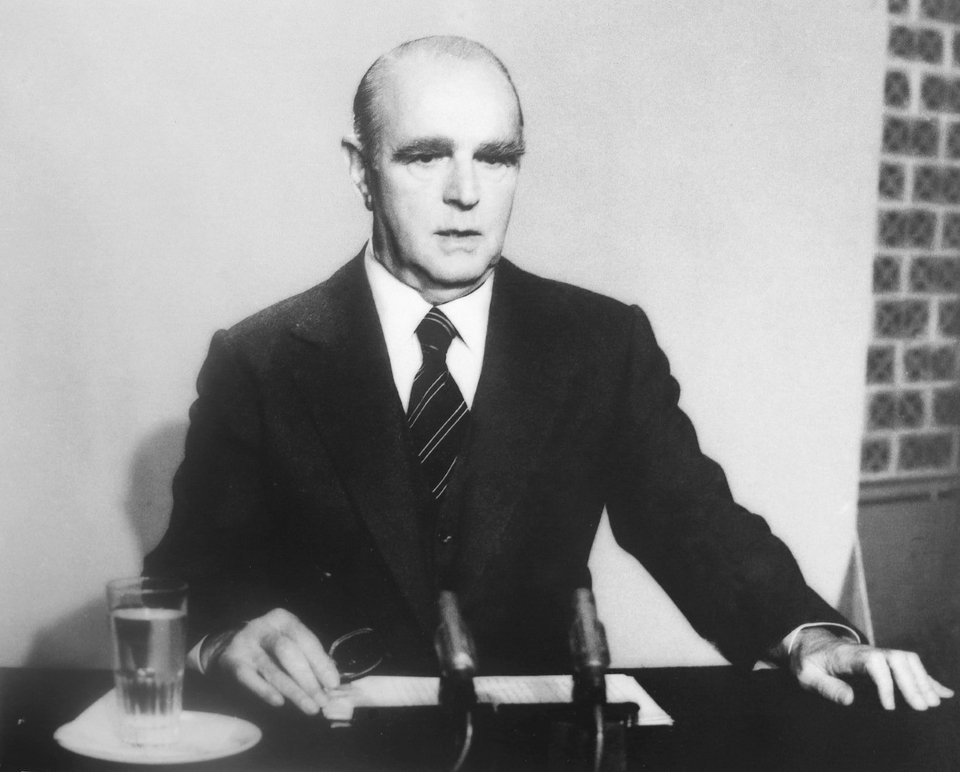 Ο Κωνσταντίνος Καραμανλής, στο στούντιο της ΕΡΤ, εκφωνεί προεκλογικό λόγο στις εκλογές του 1977