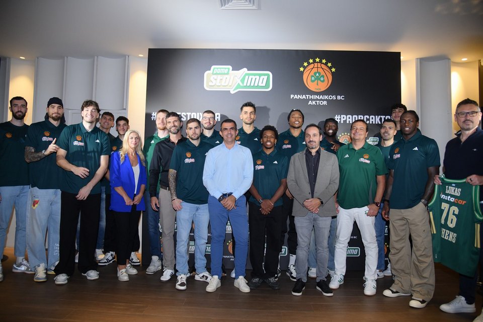 Οι Νίκη Παλάντζα, Pame Stoixima Marketing Community Director, Γιώργος Ζούμας, OPAP Sponsorships Director, Φώτης Ζησιμόπουλος, Chief Sales &amp; Marketing OPAP Stores Officer, Γιάννης Πανόπουλος, OPAP Chief Online Officer και Lukas Antos, OPAP Chief Customer Officer, με τον προπονητή του Παναθηναϊκού 