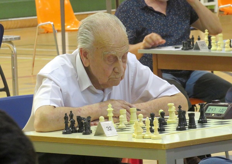 Κάθεται μπροστά στη σκακιέρα, σε μια αίθουσα που τα απογεύματα φιλοξενεί μαθήματα γυμναστικής, με τις μπάλες ισορροπίας στοιβαγμένες στις γωνιές, και περιμένει τον αντίπαλό του / FACEBOOK