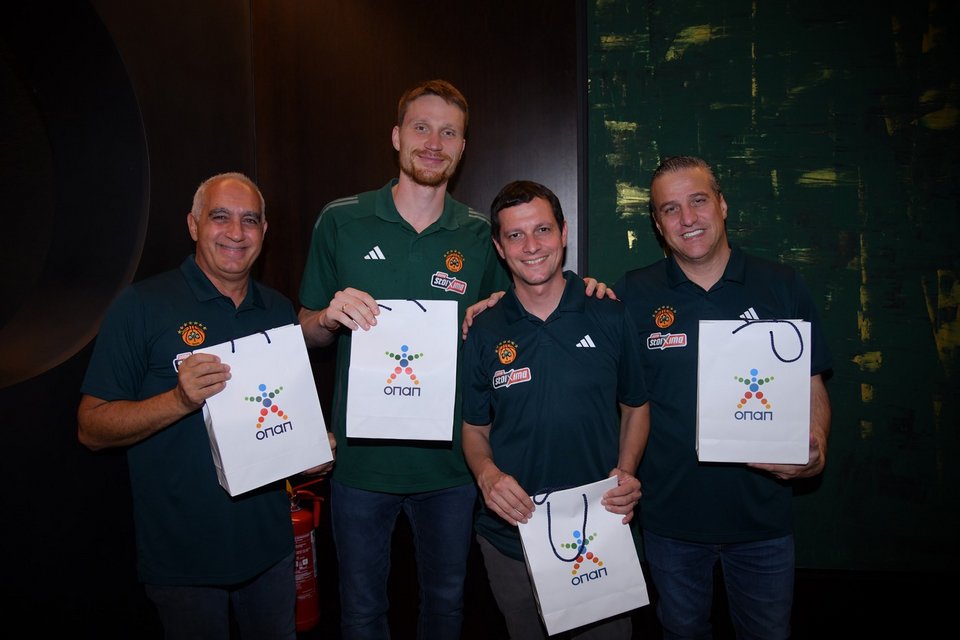 Αναμνηστικά δώρα από τον ΟΠΑΠ στους παίκτες και το τεχνικό επιτελείο του Παναθηναϊκού AKTOR 