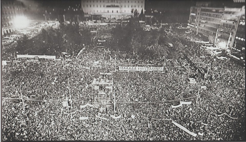 Η δεκαετία του ’80 έφερε την επικοινωνιακή επανάσταση. Οι ομιλίες έγιναν τηλεοπτικό γεγονός· τα μπαλκόνια σκηνές / WIKIPEDIA