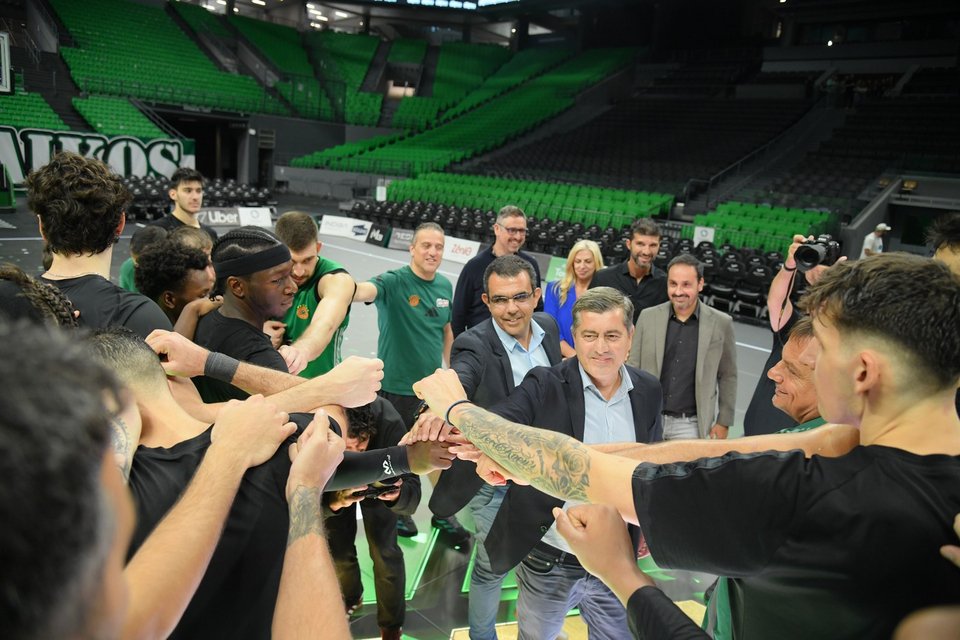 Ο Αναπληρωτής Διευθύνων Σύμβουλος του ΟΠΑΠ, Οδυσσέας Χριστοφόρου, και ο Chief Sales &amp; Marketing OPAP Stores Officer, Φώτης Ζησιμόπουλος, με τους παίκτες και το τεχνικό επιτελείο του Παναθηναϊκού AKTOR 