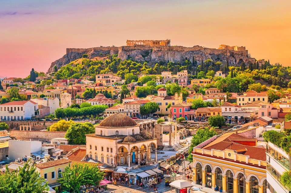 Ανυπέρβλητη η μαγεία της Αθήνας, η σκιά της Ακρόπολης στην Πλάκα θα αποτελεί πάντα το Νο 1 προορισμό στη λίστα των επιθυμητών προορισμών των ταξιδιωτών
