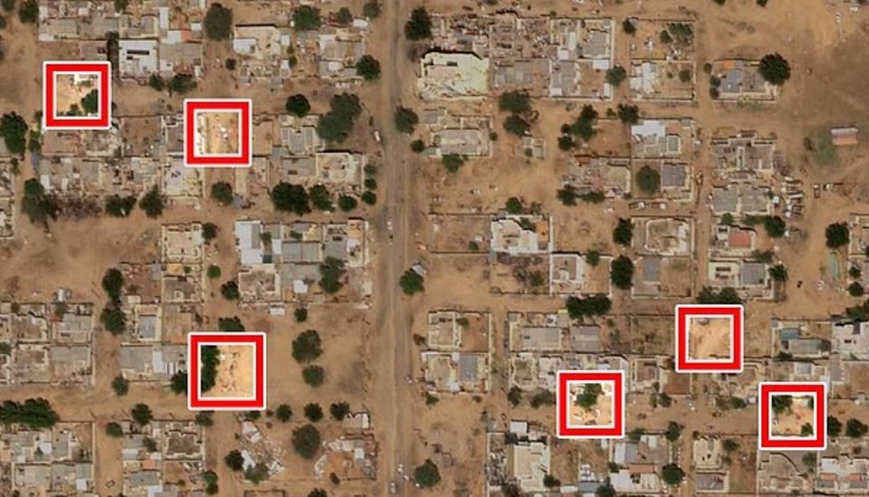 Τα σημεία που φαίνονται οι σοροί αμάχων, μετά από επεξεργασία της φωτογραφίας από την Daily Mail