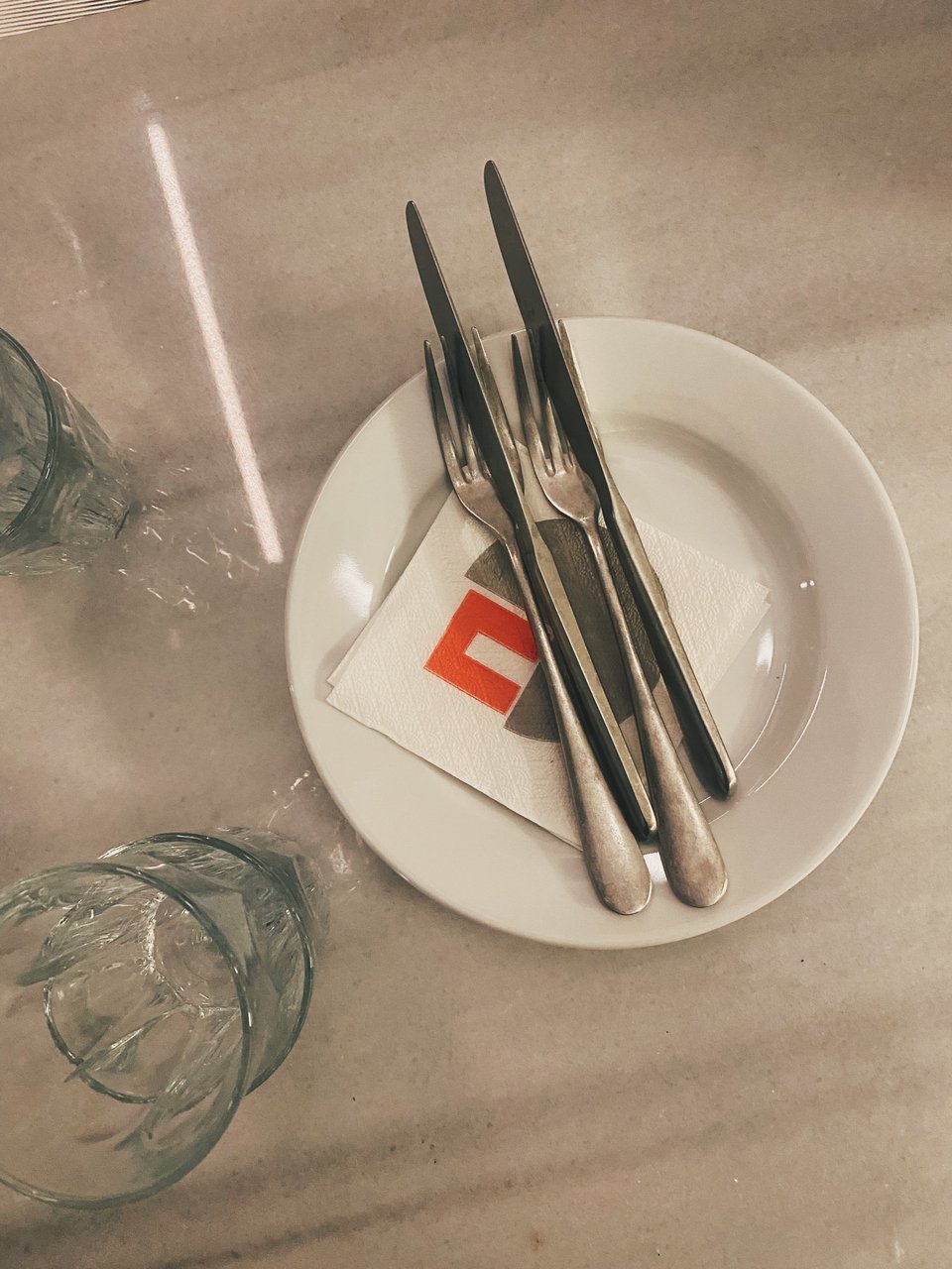 Το τραπέζι του καφενείου / Φωτογραφία: Μάνος Λειβαδάρος/iefimerida