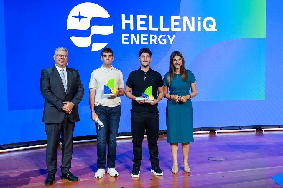 Ο Διευθύνων Σύμβουλος της HELLENiQ ENERGY κ. Ανδρέας Σιάμισιης και η Υπουργός Παιδείας, Θρησκευμάτων και Αθλητισμού κα Σοφία Ζαχαράκη (δεξιά) στη βράβευση των «Πρώτων των Πρώτων» στην εκδήλωση για τους Αριστούχους&nbsp;του Θριασίου Πεδίου