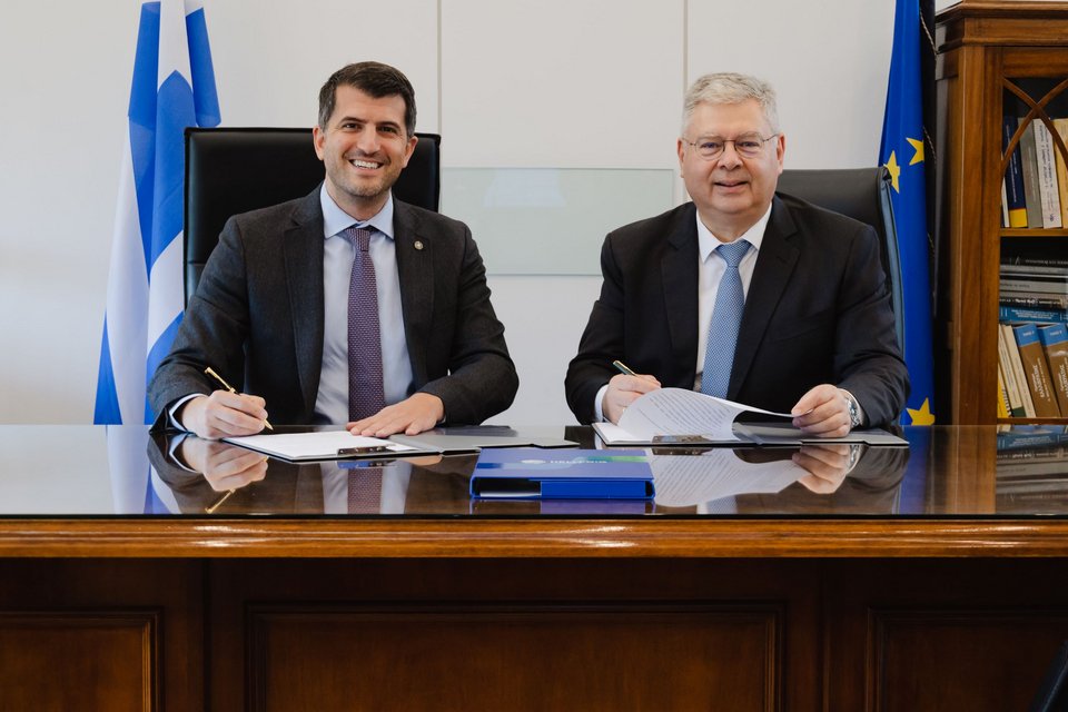 Ο Πρόεδρος του Σ.Π.Α.Π. και Δήμαρχος Κηφισιάς κ. Βασίλης Ξυπολυτάς και ο CEO της HELLENiQ ENERGY κ. Ανδρέας Σιάμισιης, κατά την τελετή παράδοσης των 3 Πυροσβεστικών οχημάτων