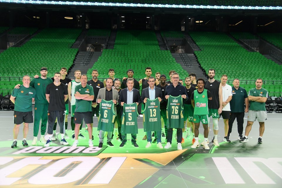 Ergin Ataman, προπονητής Παναθηναϊκού AKTOR, Γιάννης Πανόπουλος, OPAP Chief Online Officer, Οδυσσέας Χριστοφόρου, Αναπληρωτής Διευθύνων Σύμβουλος ΟΠΑΠ, Φώτης Ζησιμόπουλος, Chief Sales &amp; Marketing OPAP Stores Officer, και Lukas Antos, OPAP Chief Customer Officer, με την ομάδα του Παναθηναϊκού AKTOR 