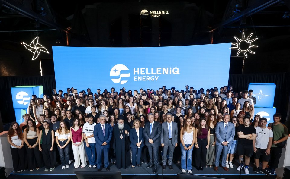 Ομαδική φωτογραφία κατά την ολοκλήρωση της εκδήλωσης για τους Αριστούχους μαθητές στη Δυτική Θεσσαλονίκη 