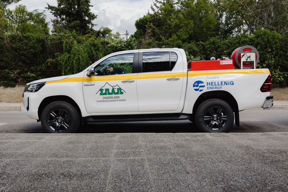 Τα σύγχρονα πυροσβεστικά oχήματα, δωρεά της HELLENiQ ENERGY στον Σύνδεσμο Δήμων για την Προστασία και την Ανάπλαση του Πεντελικού