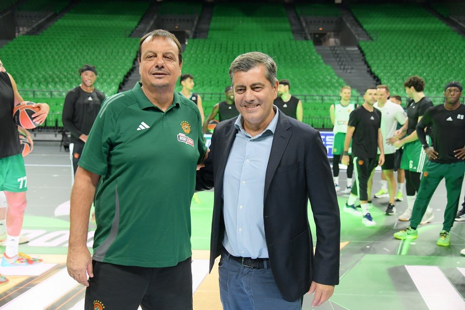Ο προπονητής του Παναθηναϊκού AKTOR, Ergin Ataman, με τον Αναπληρωτή Διευθύνοντα Σύμβουλο του ΟΠΑΠ, Οδυσσέα Χριστοφόρου 