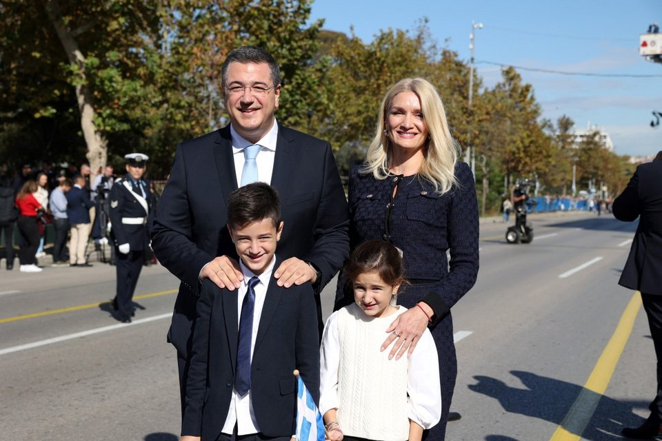 Ο ευρωπαίος Επίτροπος Απόστολος Τζιτζικώστας με την οικογένειά του