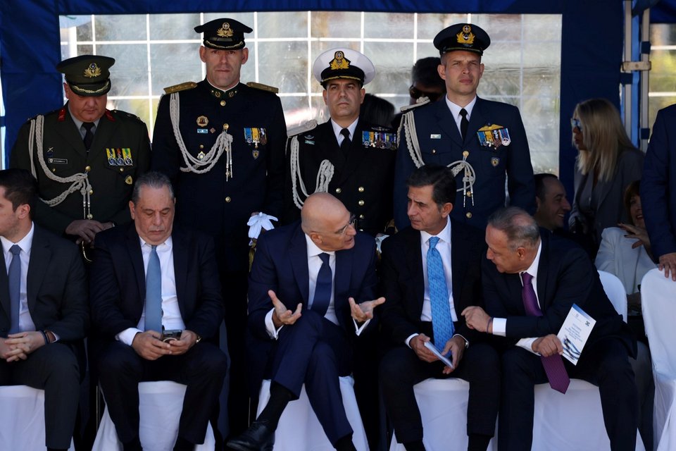 Ο υπουργός Εθνικής Άμυνας Νίκος Δένδιας συνομιλεί με τον δήμαρχο Θεσσαλονίκης Στέλλιο Αγγελούδη πριν την έναρξη της παρέλασης