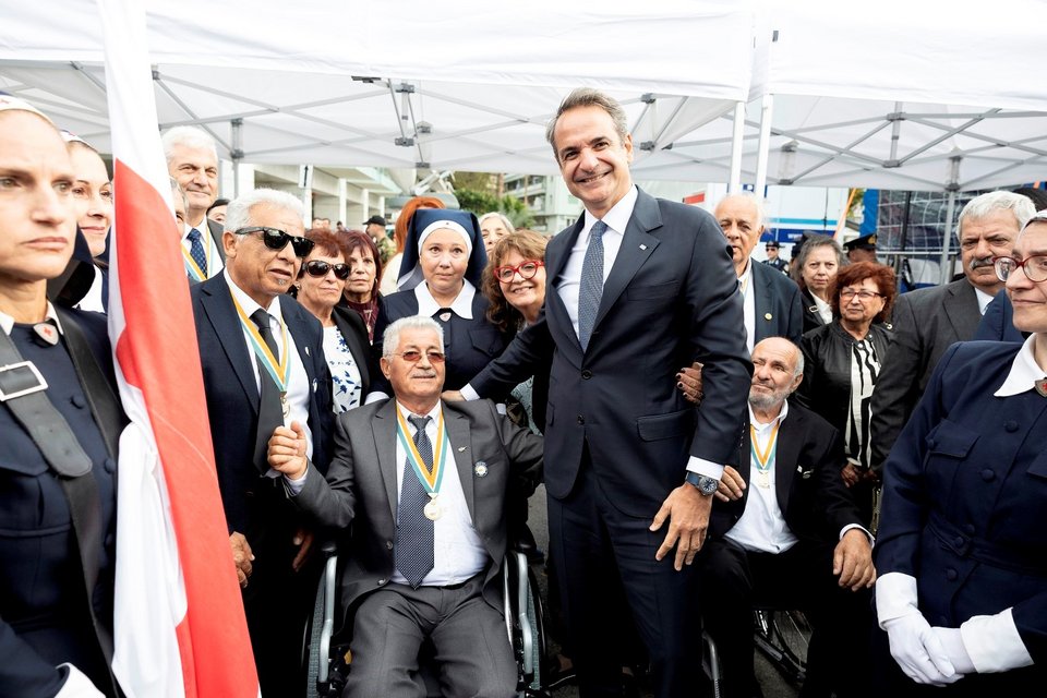 Ο πρωθυπουργός με ήρωες της Αντίστασης