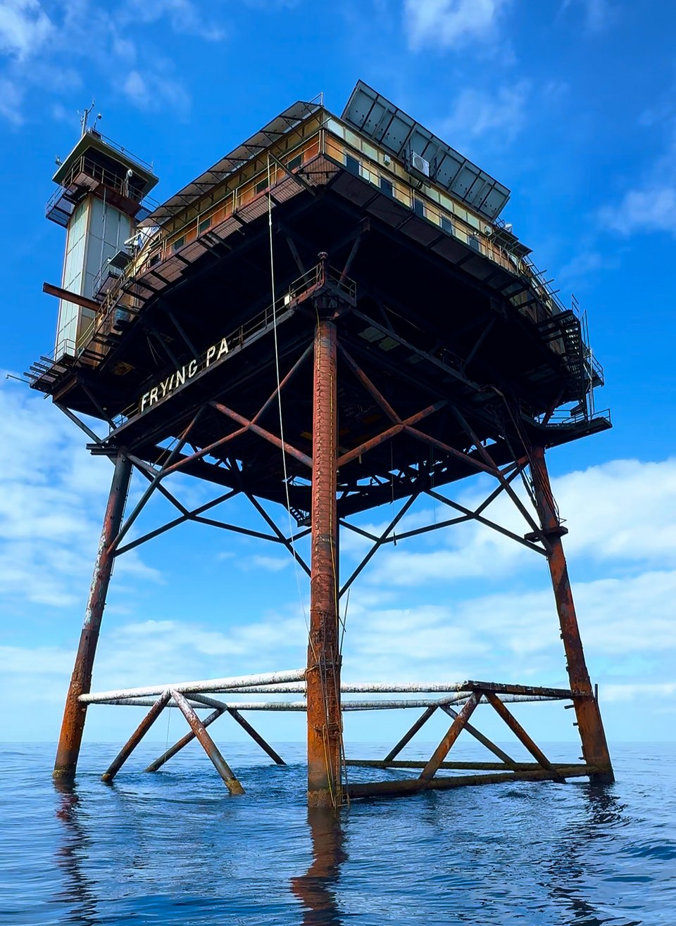 Το Frying Pan Tower έχει αντέξει δεκαετίες θυελλών, και κάθε φορά που μια νέα καταιγίδα πλησιάζει, οι εικόνες του πύργου που δοκιμάζεται από τα στοιχεία της φύσης κάνουν τον γύρο του διαδικτύου / FACEBOOK