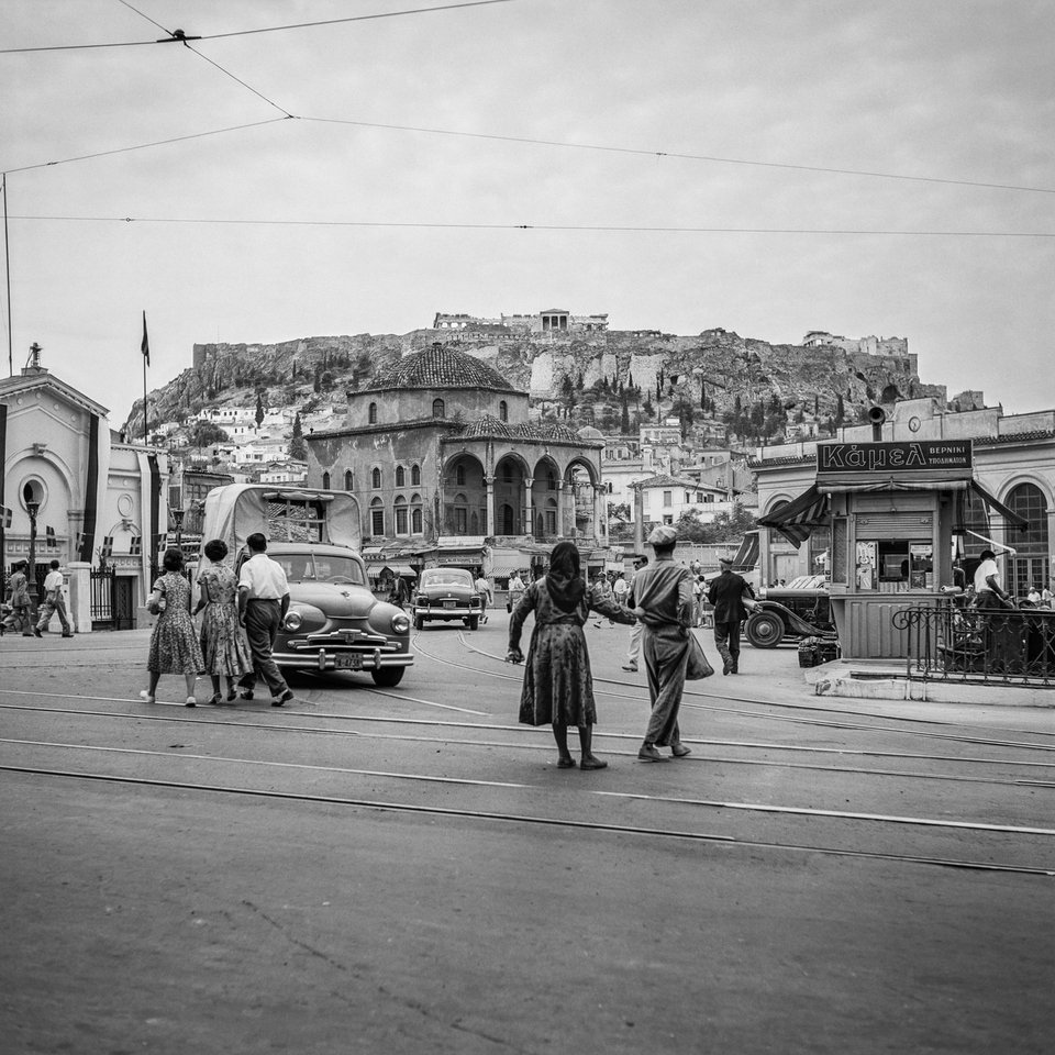 Η εθνικοφροσύνη δεν ήταν τόσο πολιτική τοποθέτηση, όσο το «διαβατήριο» για δουλειά, σπουδές, δάνειο, άδεια οδήγησης, ακόμη και για... ραδιοφωνική συχνότητα / ROBERT MCCABE