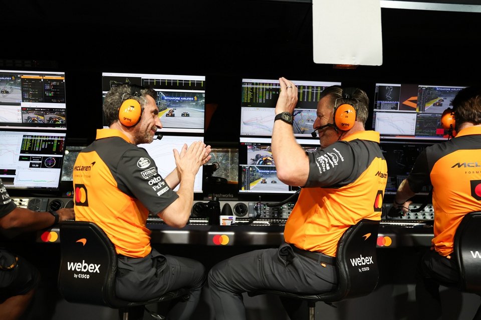 Ο Andrea Stella Team, Principal της McLaren F1 Team, και ο Zak Brown, CEO της McLaren Racing