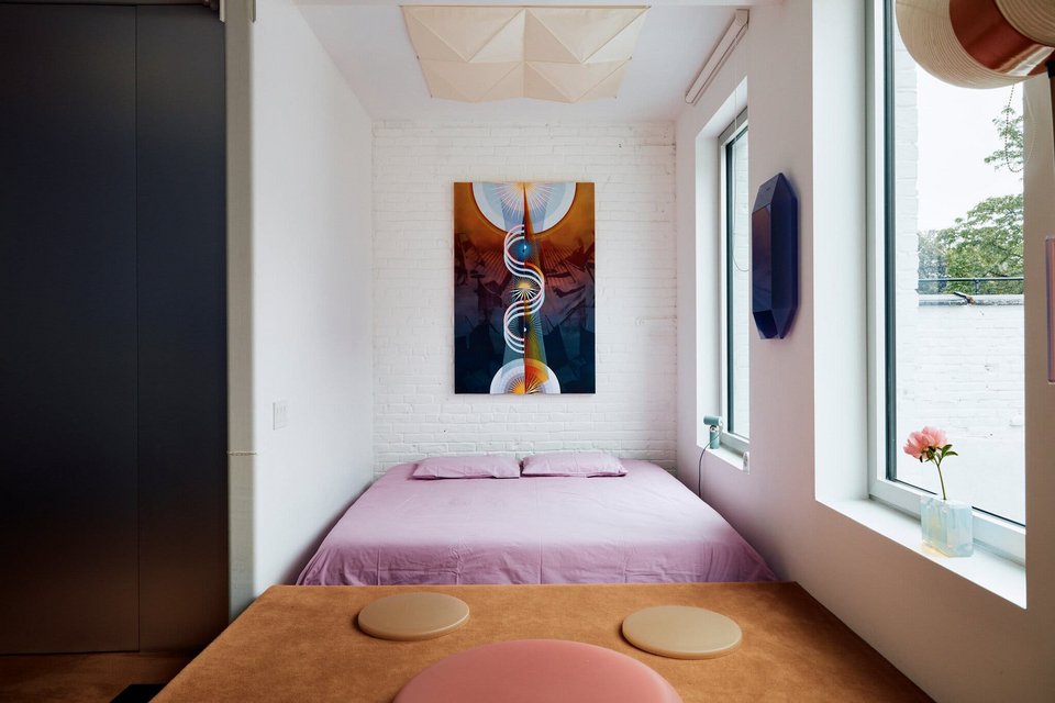 Μέσα, τίποτα δεν είναι αυτονόητο. Οι χώροι ρέουν, τα έπιπλα μοιάζουν να επιπλέουν, τα αντικείμενα μοιάζουν περισσότερο με σκηνικά παρά με χρηστικά κομμάτια / FACEBOOK