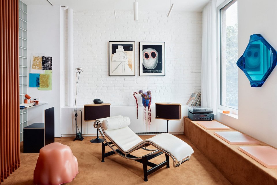 Η τεχνική τους, εμπνευσμένη από τα μυστικά του Ovidiu, βασίζεται σε χειρωνακτική επεξεργασία: το υλικό δεν κόβεται μηχανικά, αλλά γυαλίζεται, τρίβεται, μεταχειρίζεται σαν μάρμαρο ή σίδηρος / FACEBOOK