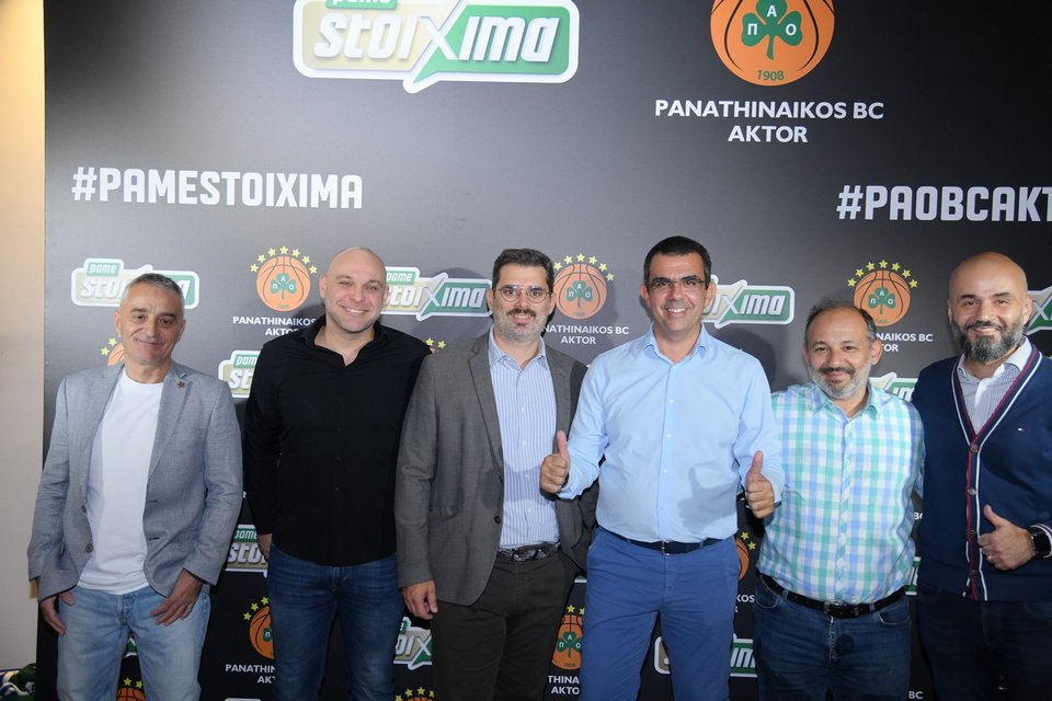 Ο Chief Sales &amp; Marketing OPAP Stores Officer, Φώτης Ζησιμόπουλος, με συνεργάτες του δικτύου ΟΠΑΠ 