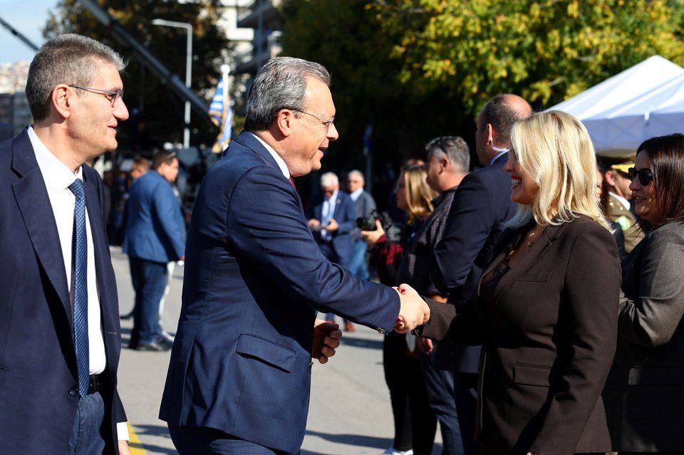 Χειραψία του Σωκράτη Φάμελλου με την πρώην βουλευτή του ΣΥΡΙΖΑ και νυν ΠΑΣΟΚ Ράνια Θρασκιά