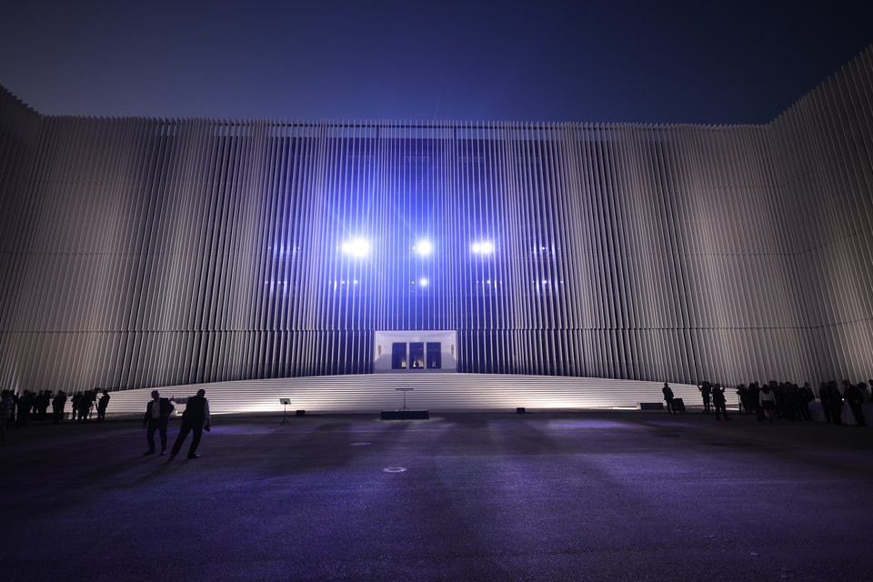 Η νυχτερινή όψη του νότιου κτιρίου