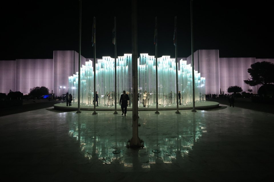 Εντυπωσιακή νυχτερινή λήψη από το Μνημείο των Πεσόντων