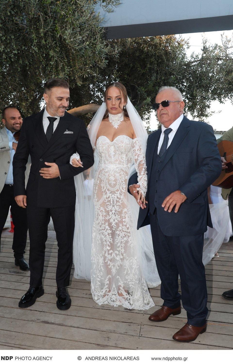 Η Ανδρομάχη φτάνει στην εκκλησία