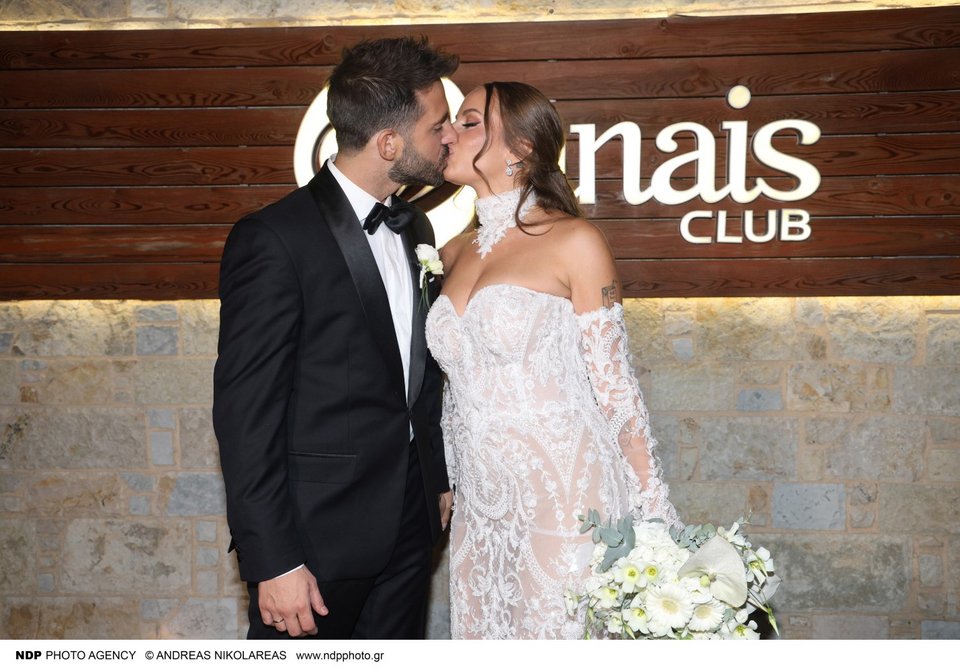 Το ζευγάρι δίνει ένα τρυφερό φιλί