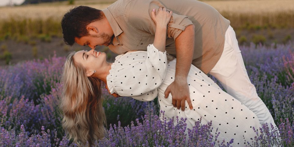 Δεν πρόκειται πια για κάλυψη, αλλά για δήλωση - μια επιλογή που αντιστέκεται στον τρόπο που η κοινωνία ορίζει τον έρωτα και τον γάμο / SHUTTERSTOCK