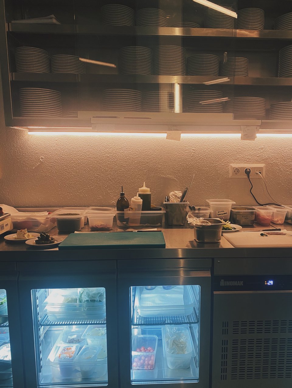 Αυτός ο μαγειρικός πάγκος βρίσκεται μπροστά από την είσοδο του «Πλυτά» / Φωτογραφία: Μάνος Λειβαδάρος/iefimerida