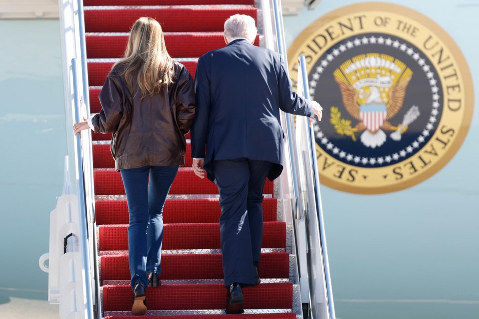Μελάνια και Ντόναλντ Τραμπ ανεβαίνουν στο Air Force One