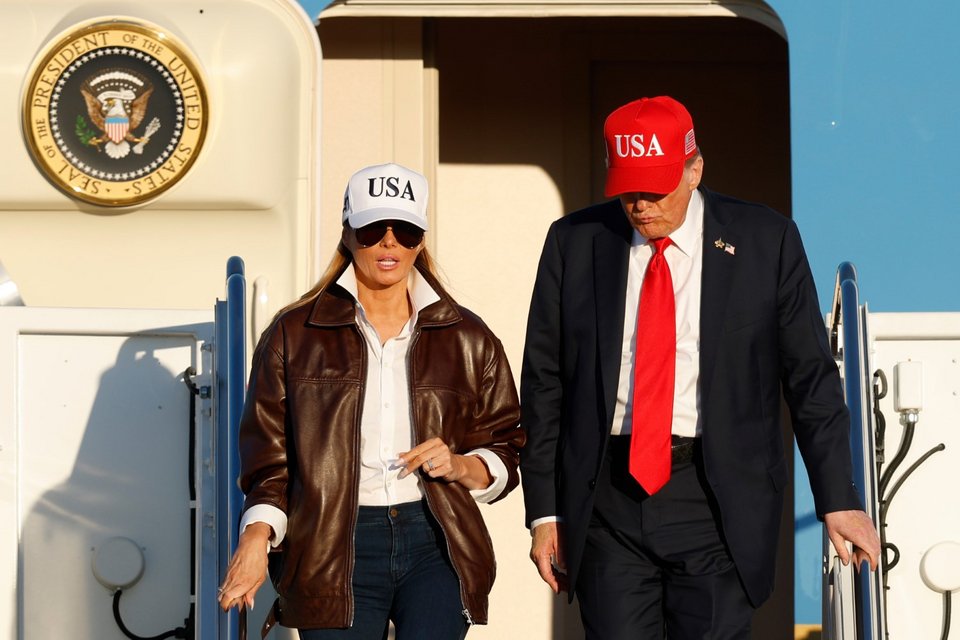 Μελάνια και Ντόναλντ Τραμπ με καπέλα USA