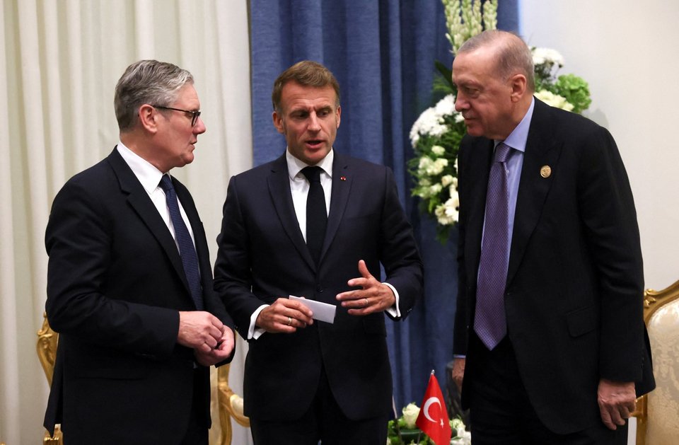 Στάρμερ, Μακρόν και Ερντογάν συζητούν στο περιθώριο της συνόδου