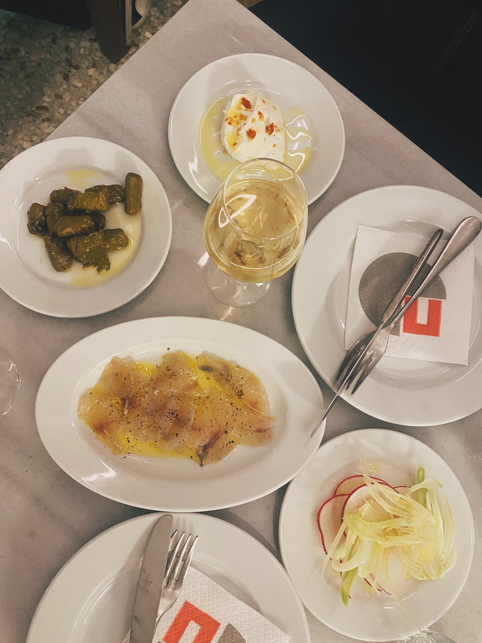 Μεζέδες, όπως η λίγδα σε αλάτι, στου «Πλυτά» στο Παγκράτι / Φωτογραφία: Μάνος Λειβαδάρος/iefimerida