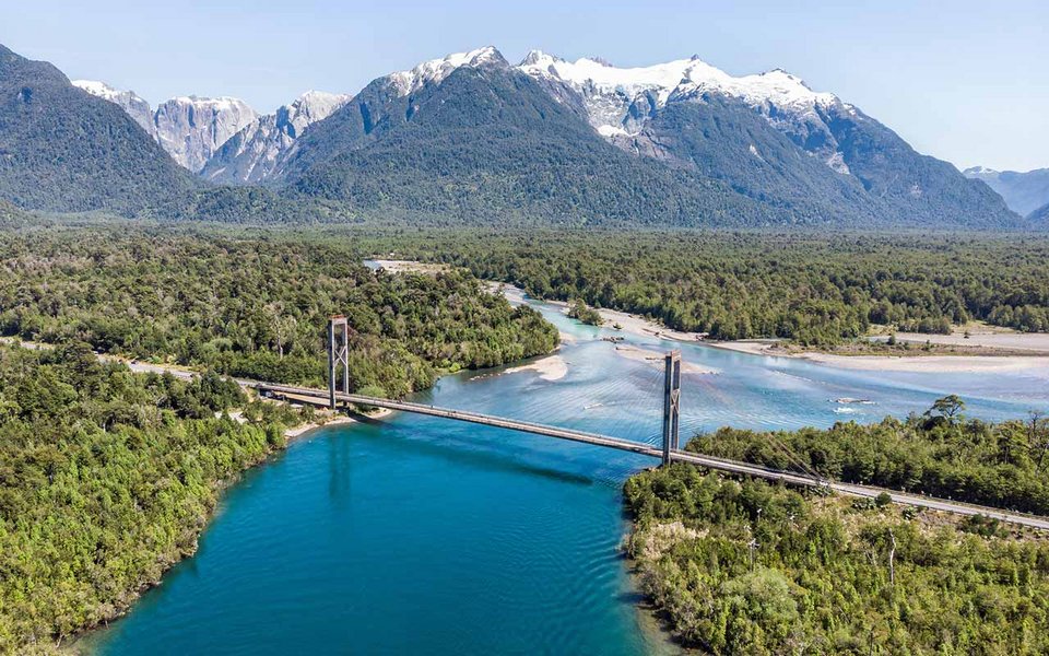 Η Χιλή είναι μια χώρα στενή και απέραντη, ένα κομμάτι γης σφηνωμένο ανάμεσα στις Άνδεις και τον Ειρηνικό, όπου η έννοια της απόστασης έχει πάντα κάτι το υπερβατικό / WIKIPEDIA