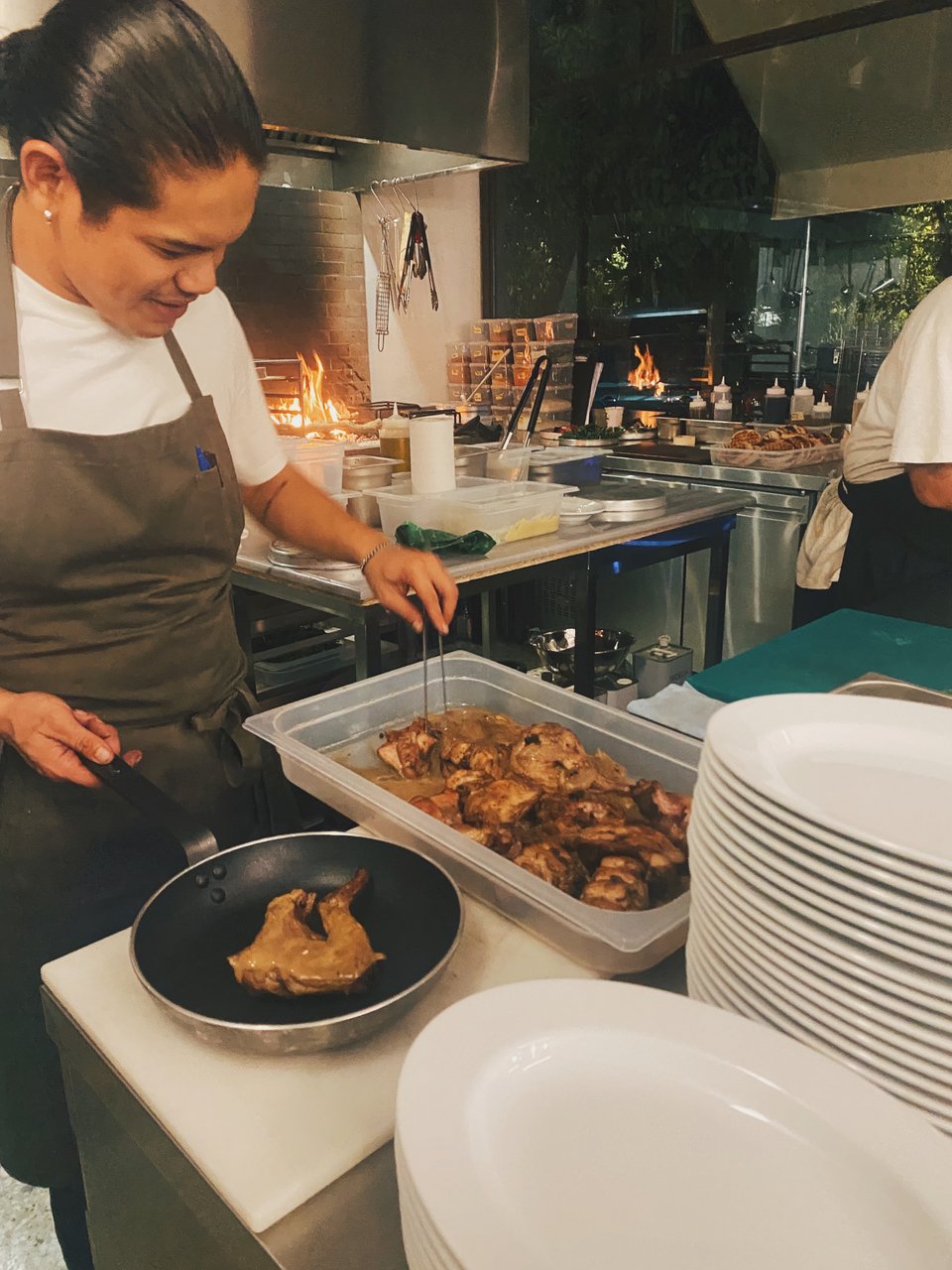 Στιγμιότυπο από την ανοιχτή κουζίνα / Φωτογραφία: Μάνος Λειβαδάρος/iefimerida