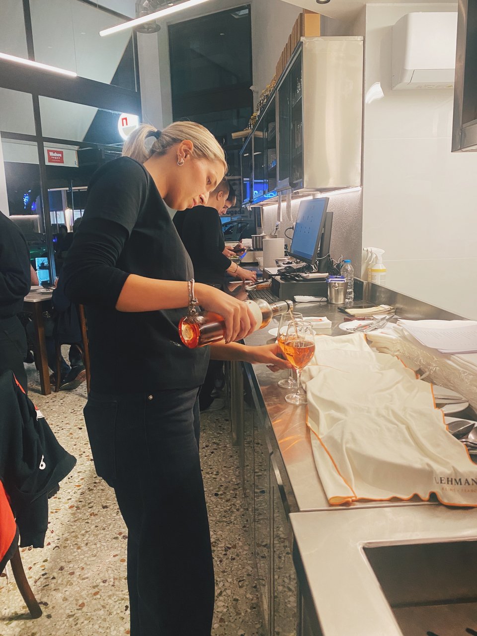 Σερβίροντας το κρασί στου «Πλυτά» / Φωτογραφία: Μάνος Λειβαδάρος/iefimerida