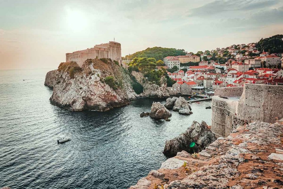 Η πόλη Ντουμπρόβνικ υπήρξε για χρόνια η «Ντίσνεϊλαντ των Βαλκανίων» - ένα μεσαιωνικό σκηνικό που κατακλύστηκε από selfie sticks, τροχόσπιτα και ουρές τουριστών που περπατούσαν μέσα στα στενά σοκάκια της / SHUTTERSTOCK
