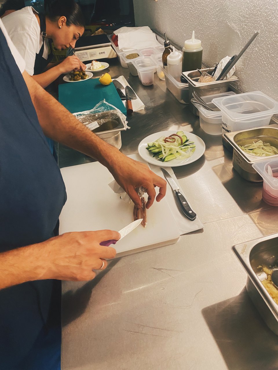 Φιλετάροντας την αντζούγια / Φωτογραφία: Μάνος Λειβαδάρος/iefimerida