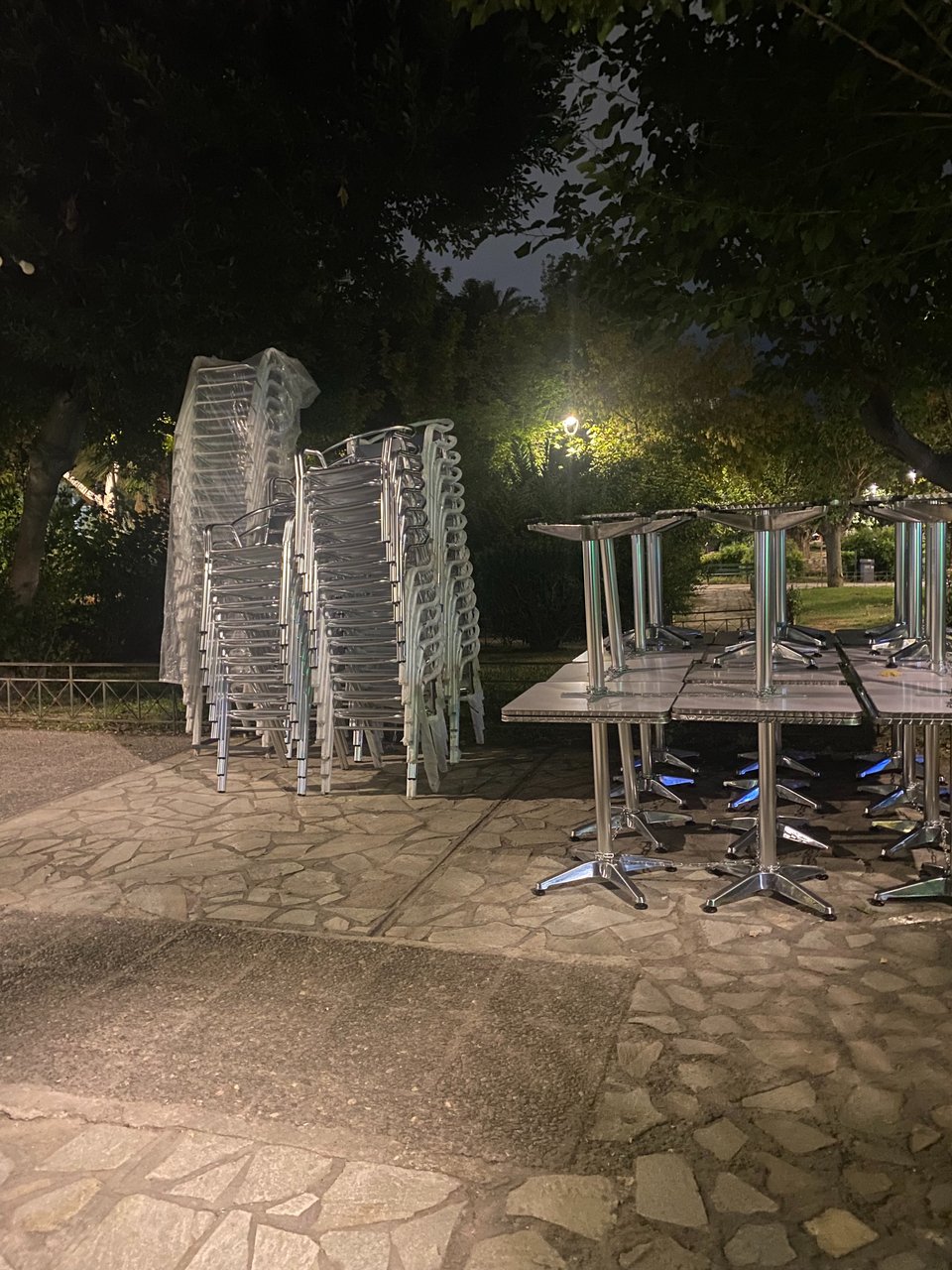 Οι καρέκλες και τα τραπεζάκια στην πλατεία Πλυτά στο Παγκράτι / Φωτογραφία: Μάνος Λειβαδάρος/iefimerida