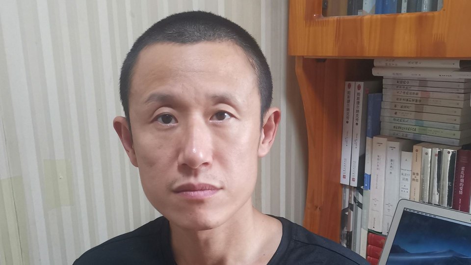 Το I Deliver Parcels in Beijing δεν είναι απλώς η ιστορία ενός ανθρώπου που δουλεύει. Είναι η εξομολόγηση ενός κόσμου που έχει μάθει να υπομένει σιωπηλά / FACEBOOK