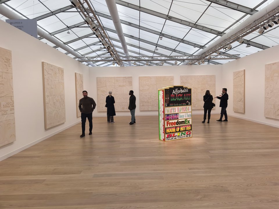 To περίπτερο της Gagosian, με το έργο της Lauren Halsey
