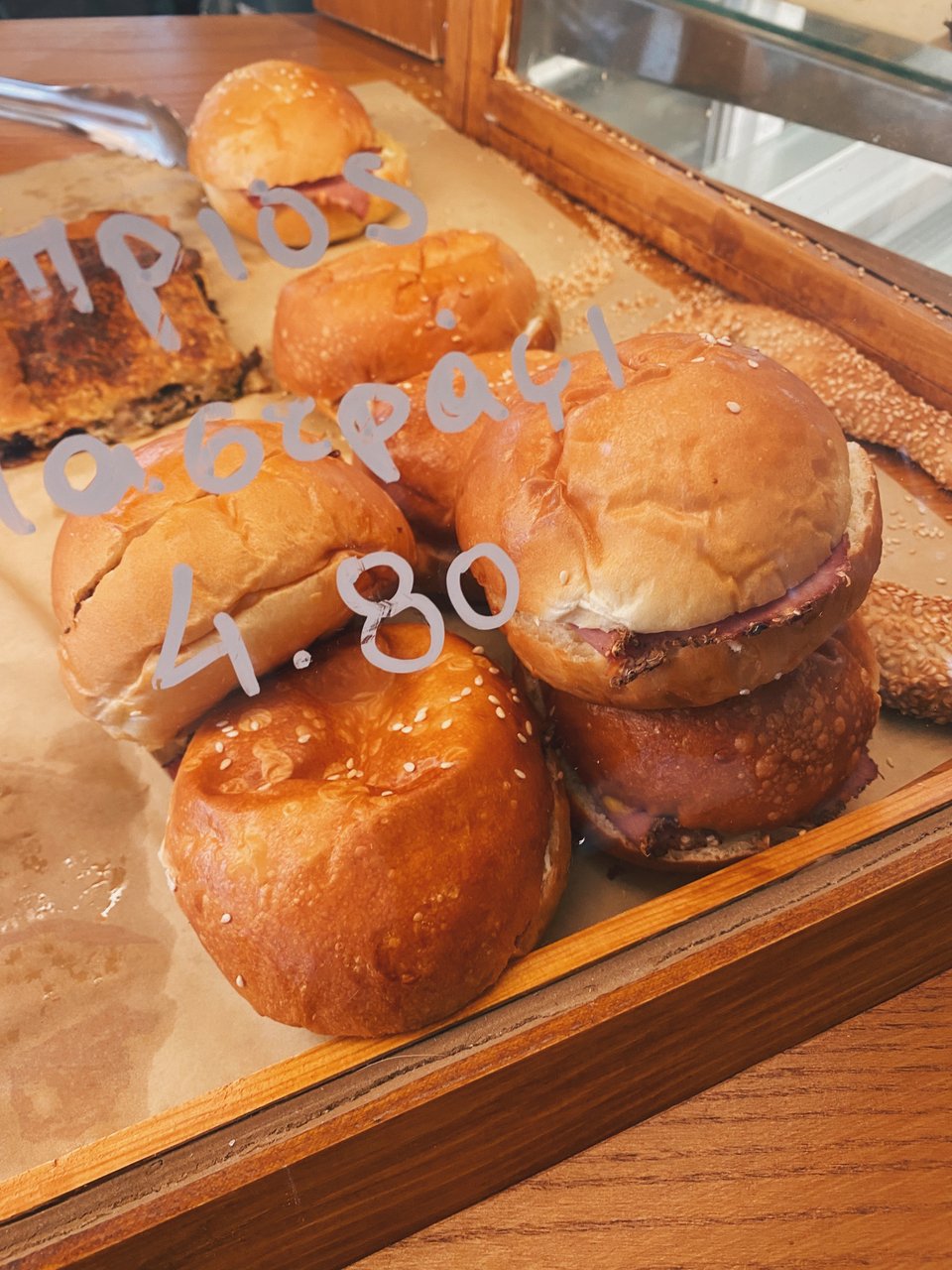 Το λαχταριστό μπριός του Φαρίν Μουά με παστράμι / Φωτογραφία: Μάνος Λειβαδάρος/iefimerida 