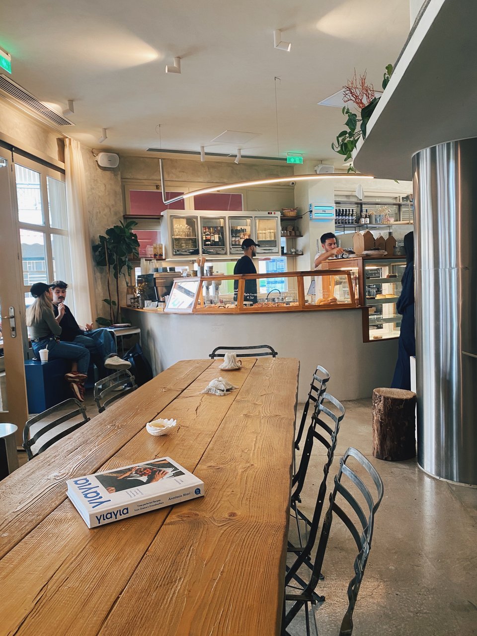 Ένα μεγάλο ξύλινο μοναστηριακού τύπου τραπέζι δεσπόζει στον εσωτερικό χώρο του Φαρίν Μουά / Φωτογραφία: Μάνος Λειβαδάρος/iefimerida 